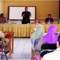 Kadis Pertanian dan Peternakan, Ir Bunbun saat memberikan materi dalam acara TOT kepada penyluluh.